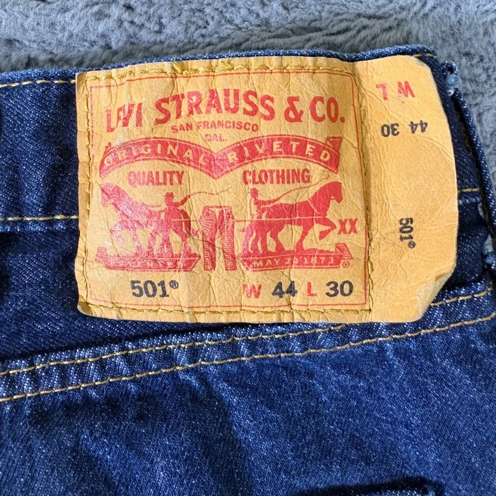 Levis 501 Original Fit Jeans Mens 44x30 Dark Wash Blue Denim Button Fly AB317
